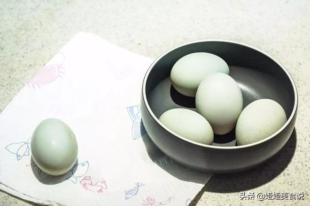 制作咸鸭蛋最简单的方法，想吃咸鸭蛋不用买