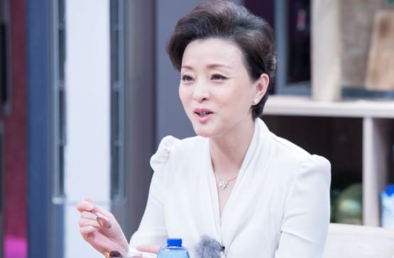 杨澜和丈夫有孩子吗，网友：妈妈太“偏心”