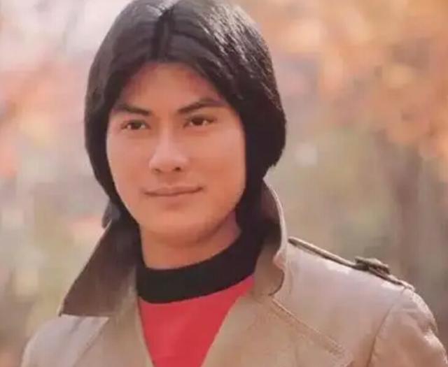 邓光荣为沈殿霞出头被人枪指头，2001年邓光荣晨跑被砍