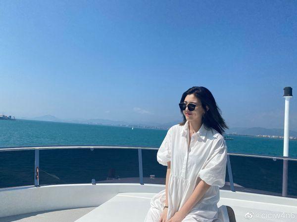 章子怡一家四口同框超有爱，章子怡带两女儿探班汪峰演唱会