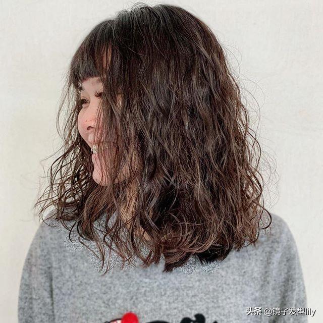 女生纹理烫发型，好看的烫头发型中长发