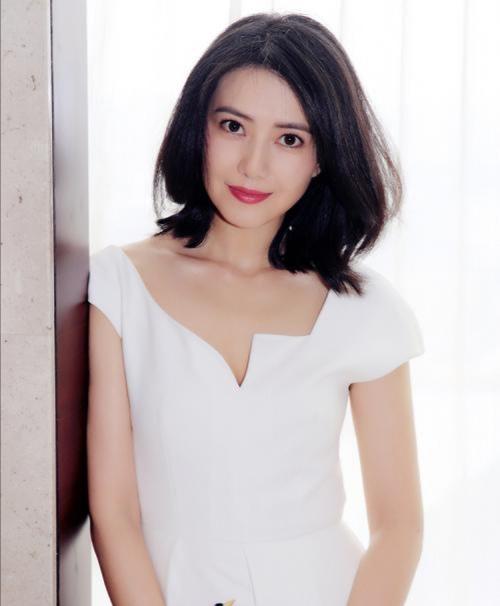 女生超显老脸小的微卷发型，女人40岁以后别留直发了