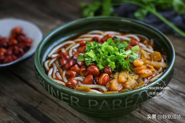 酸辣粉的家常做法，酸辣粉的家常做法简单做法（嗦粉嗦到停不下来）