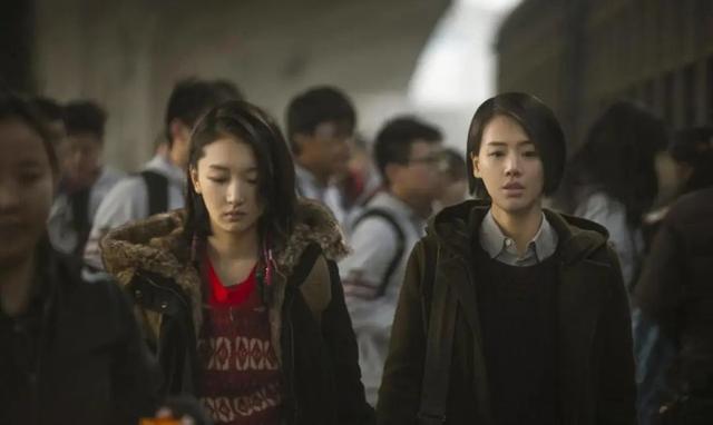 宋威龙林允街头拥吻真的吗，宋威龙和林允谈两场恋爱