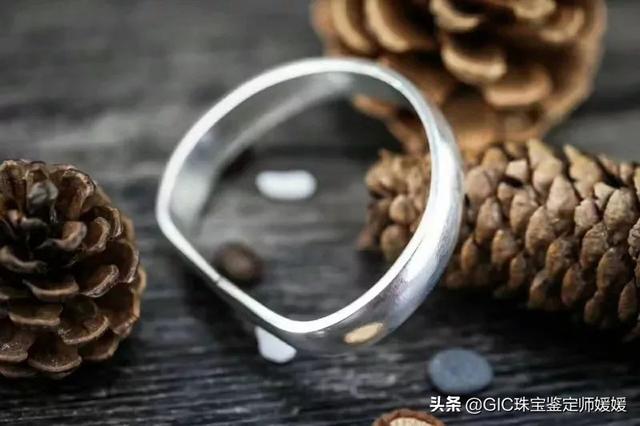 什么银手镯最好，现在流行什么款式的银手镯好看