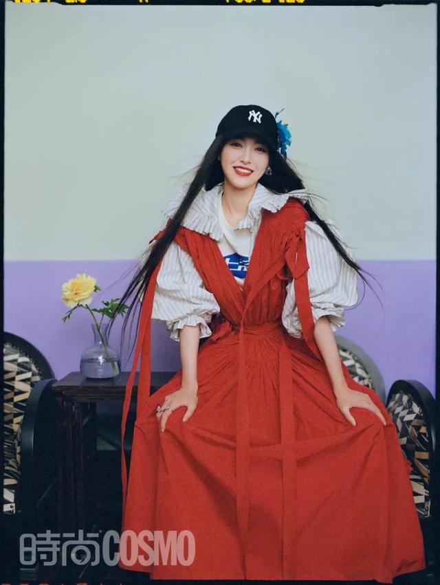 李宇春女装图片，李宇春穿搭卫衣（时尚大片红黑榜）