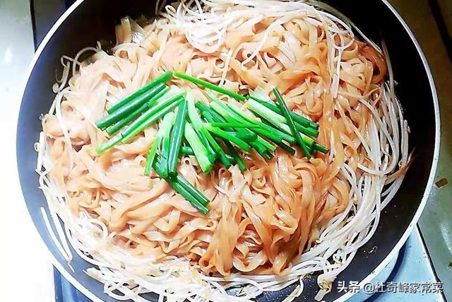 干炒河粉家常做法怎么做，街头美食炒河粉的家庭版做法20年经验厨师告诉你教程/记得收藏