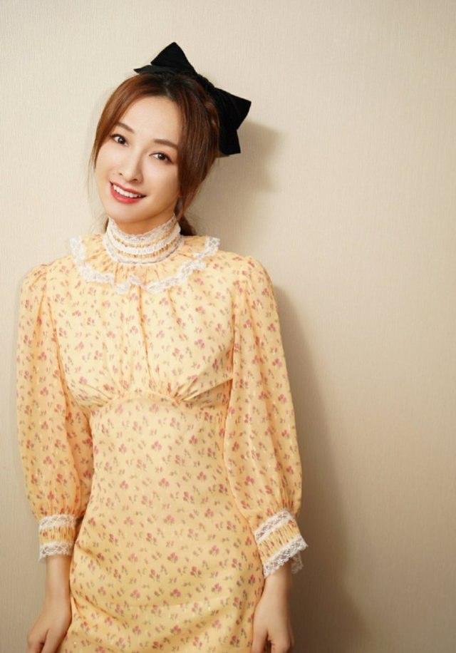吳昕社交平台曬美照，一身碎花蕾絲淡黃色長裙，甜美俏皮如初戀 娛樂八卦吃瓜 第2张