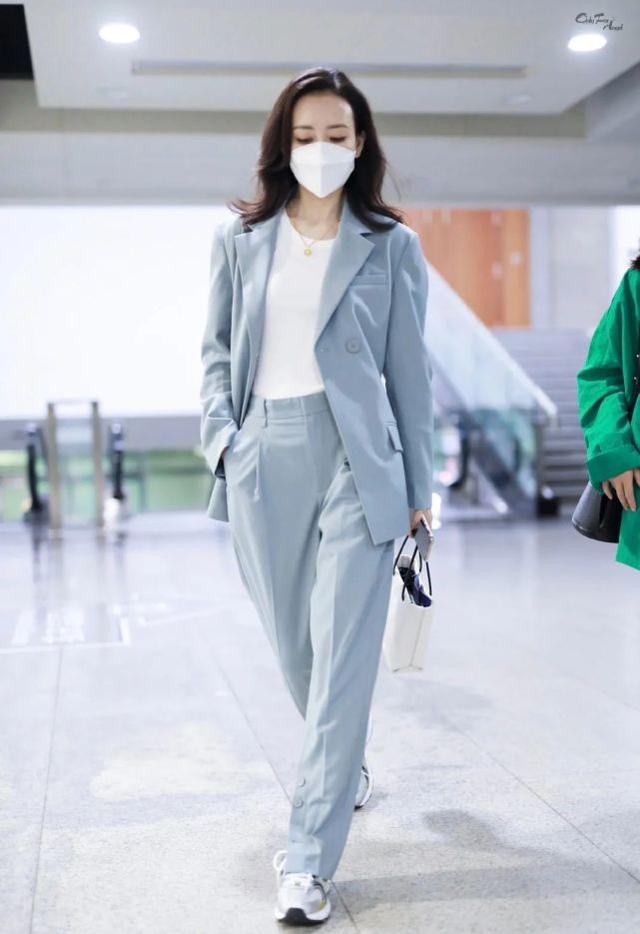 王鷗真的太拼！穿「浴袍裙」出席活動女人味足，抹胸款好怕繃不住 娛樂八卦吃瓜 第7张
