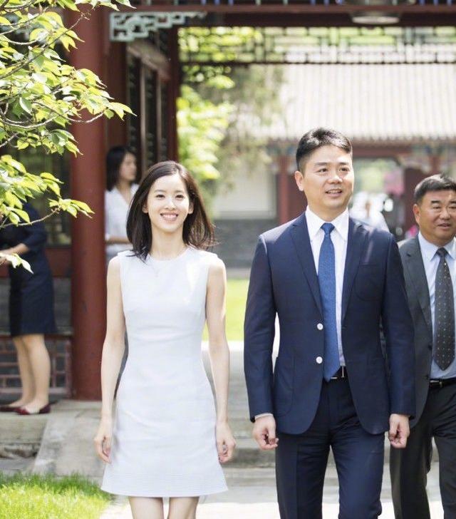 劉強東嬌妻章澤天現身！穿針織衫配牛仔褲腰部纖細，身材太過吸睛 娛樂八卦吃瓜 第8张