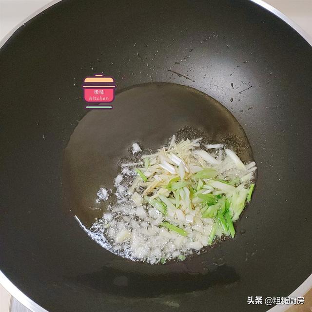 香菇鸡肉面的做法，1把面条1块鸡肉3颗香菇