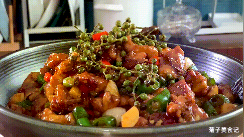 辣椒炒鸡腿肉怎么炒好吃又嫩，教你在家做快手小炒