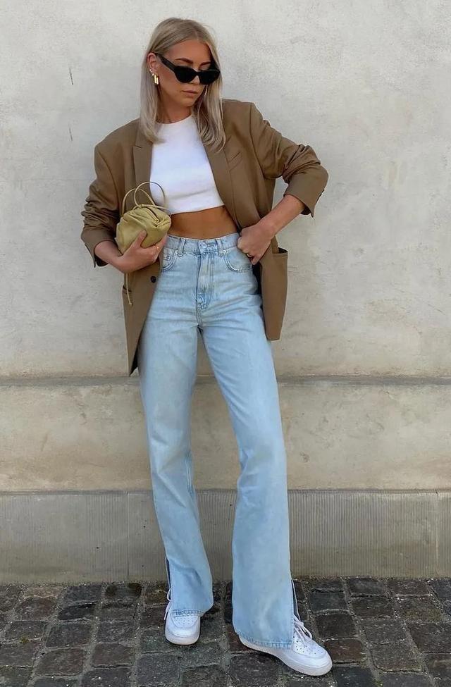 今年春天喇叭裤怎么穿才时髦，今年“封神”的喇叭裤更香