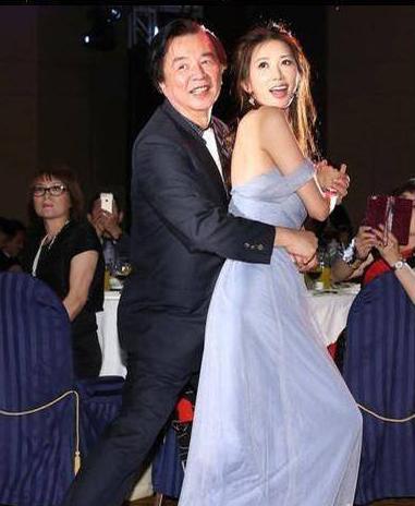 林志玲出席活动被老板抱，表情奇怪被当做“强颜欢笑”