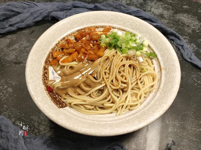武汉热干面的做法，正宗武汉热干面酱料做法（街边5块钱一碗的热干面）