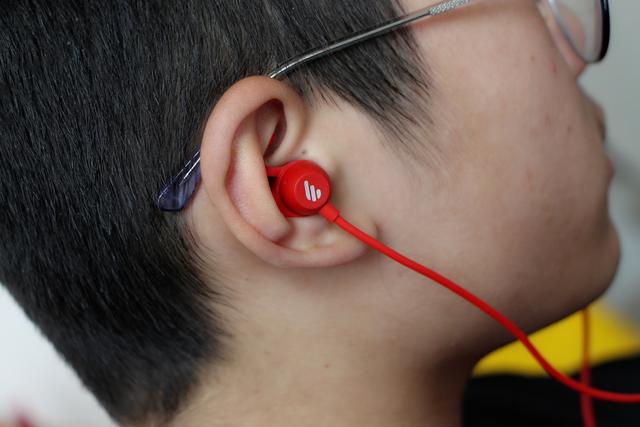 蓝牙耳机推荐漫步者w200，颈挂式运动耳机拒绝智商税