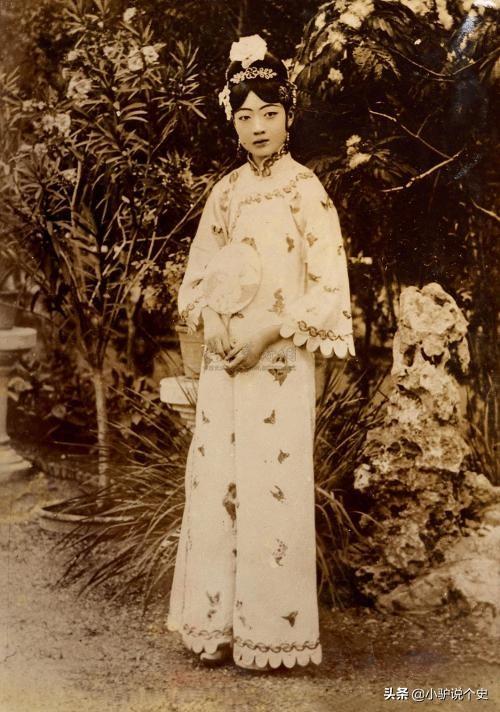 末代皇后婉容悲惨的一生，与侍卫私通生女