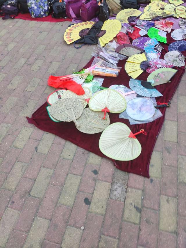 青岛有几个小吃夜市，青岛夜市上这两样重口味东西