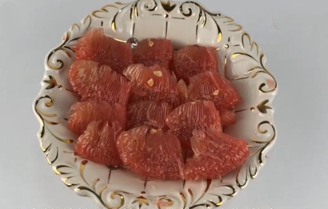 柚子怎么剥皮小妙招，不仅能剥出的完整的果肉