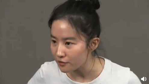 如今的刘亦菲依旧风采迷人，不管正面看还是背后看