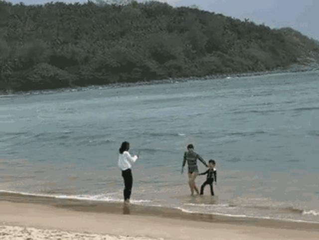 章子怡一家四口同框超有爱，章子怡带两女儿探班汪峰演唱会