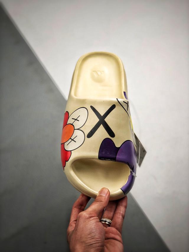 yeezy拖鞋怎么样，Yeezy拖鞋利与弊究竟为何贵