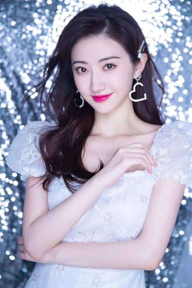 景甜直播顏值太美！穿白色雪花泡泡裙優雅靈動，你看了會心動嗎？ 娛樂八卦吃瓜 第2张