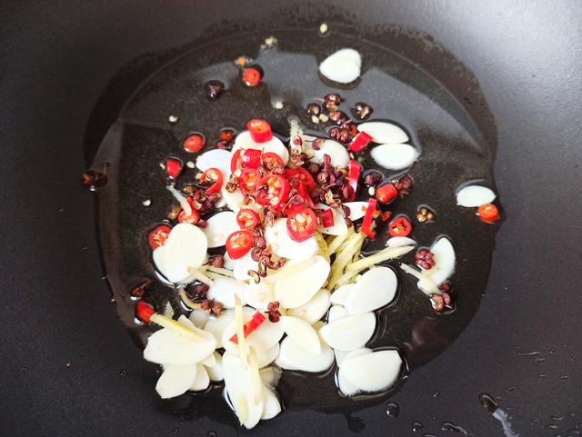 腌黄瓜怎么做好吃，腌黄瓜怎么腌好吃又简单快速（直接加盐腌是大错特错）