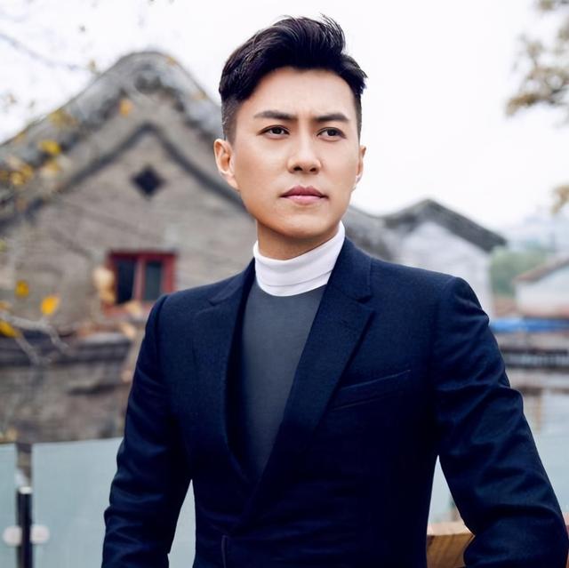 于小伟高圆圆绯闻，43岁高圆圆当街热吻被拍