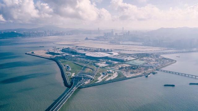 港珠澳大桥造价，港珠澳大桥堪称世界第九大奇迹吗（花了千亿造桥却不能通车）