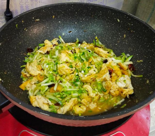 蚝油西葫芦炒鸡蛋怎么做，西葫芦炒鸡蛋鲜美可口