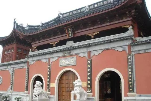 未见当年秦始皇典故，一棵大树挡去路