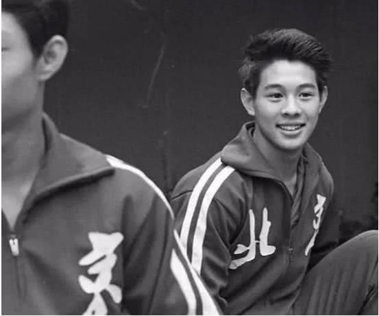 李连杰现在在哪里，功夫巨星李连杰现在哪里生活（与杨紫琼亲密合影感情好）