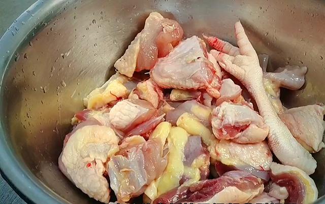 清炖鸡汤放什么材料，清炖鸡汤里面都要放什么（炖鸡汤要牢记“3放3不放”）
