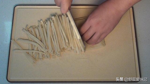 炒干豆腐的做法，怎样炒干豆腐好吃又简单（快手家常菜，芹菜炒豆腐干）