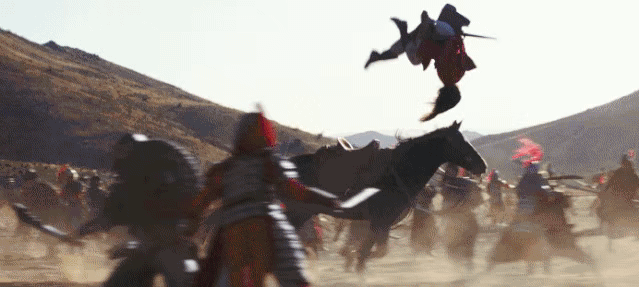 如今的刘亦菲依旧风采迷人，不管正面看还是背后看