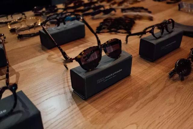 太阳镜怎么挑选，怎么选择适合自己的太阳镜（夏天开车阳光刺眼）