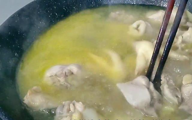 清炖鸡汤放什么材料，清炖鸡汤里面都要放什么（炖鸡汤要牢记“3放3不放”）