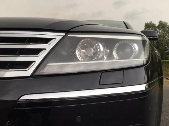 辉腾字母标志和普通大众的区别，不怕奔驰宝马就怕大众带字母