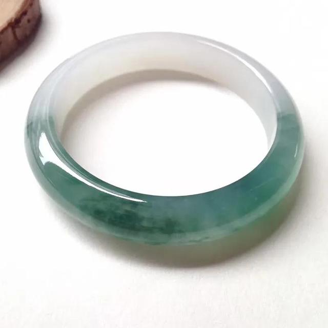 翡翠的种水八个等级哪个好，翡翠种水等级从高到低怎么区分