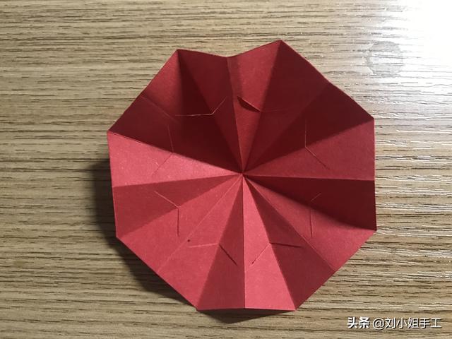 最简单的雨伞折纸方法图解，折纸教程：带爱心的小花伞