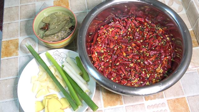 自贡冷吃兔的做法，四川美食自贡冷吃兔正宗做法（自贡妹自制38袋冷吃兔与室友分享走红网络）