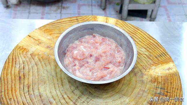 水煮肉片正宗做法，美味又好吃的水煮肉片教程（舌尖火辣比毛血旺过瘾）