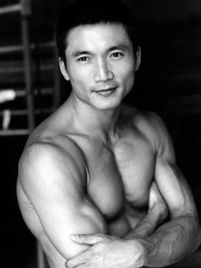 54歲的他滿身肌肉，曾拳打甄子丹、腳踢李連傑...太霸氣了 健身減肥達人 第4张