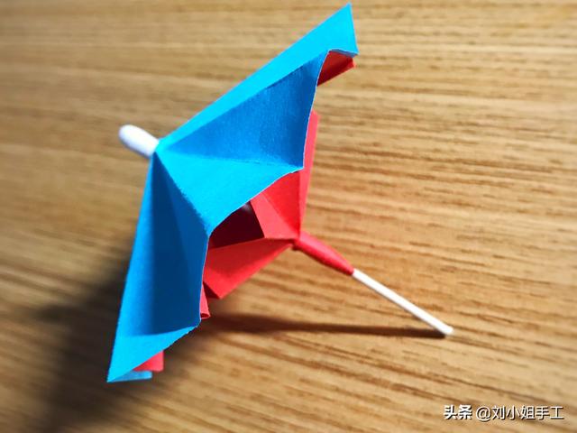 最简单的雨伞折纸方法图解，折纸教程：带爱心的小花伞
