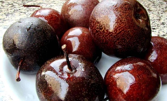 东北冻梨是什么梨，东北人吃的冻梨到底是个啥（细胞结构被破坏还是部分组织已变质）