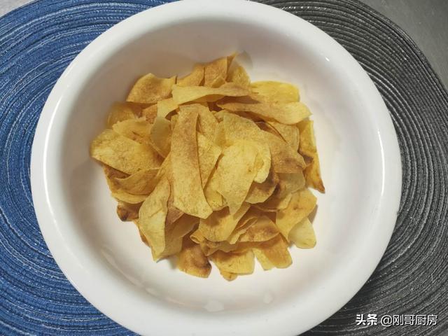炸薯片的家常做法，家常炸薯片最简单做法（教你在家炸薯片）