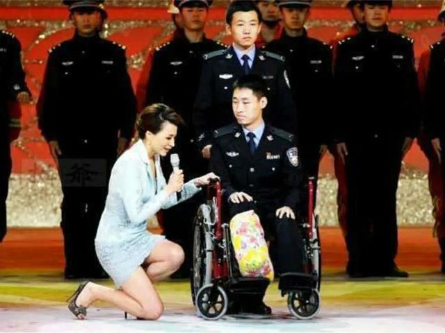 董卿边说边哭，董卿哭了三天：成大事者