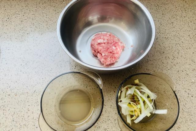 饺子馅怎么调才好吃，正宗饺子馅怎么调最好吃（饺子馆的馅料真正调制顺序是怎样的）