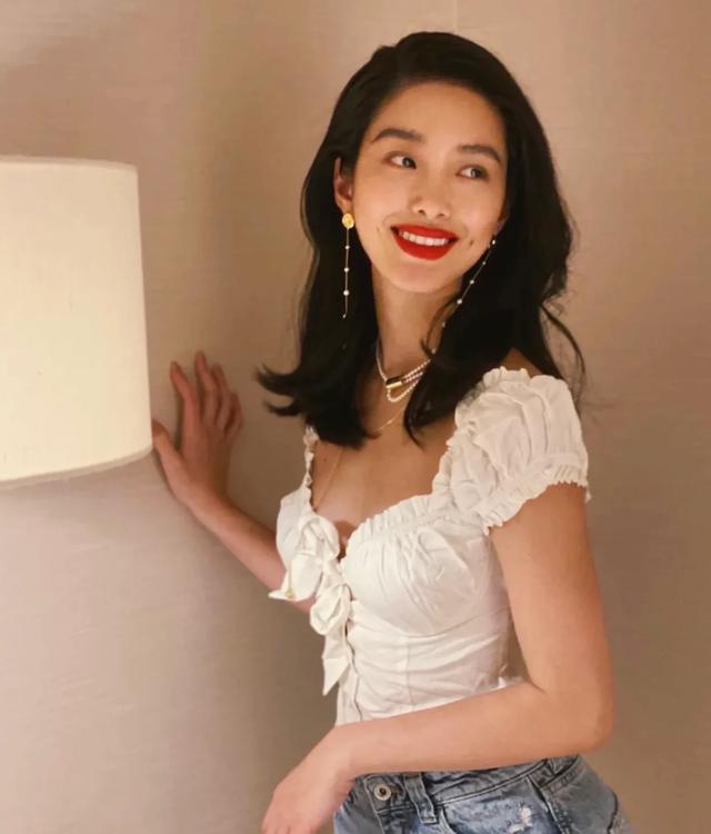 今年流行的泡泡袖很显壮，真的有人觉得泡泡袖显瘦